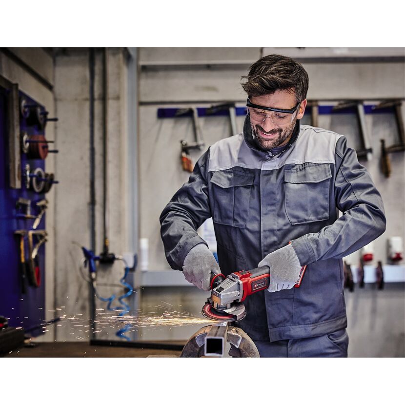 Person schleift Metall mit einem Winkelschleifer.