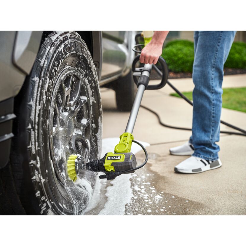 Person reinigt mit dem Ryobi Akku-Nassreiniger eine Autofelge.