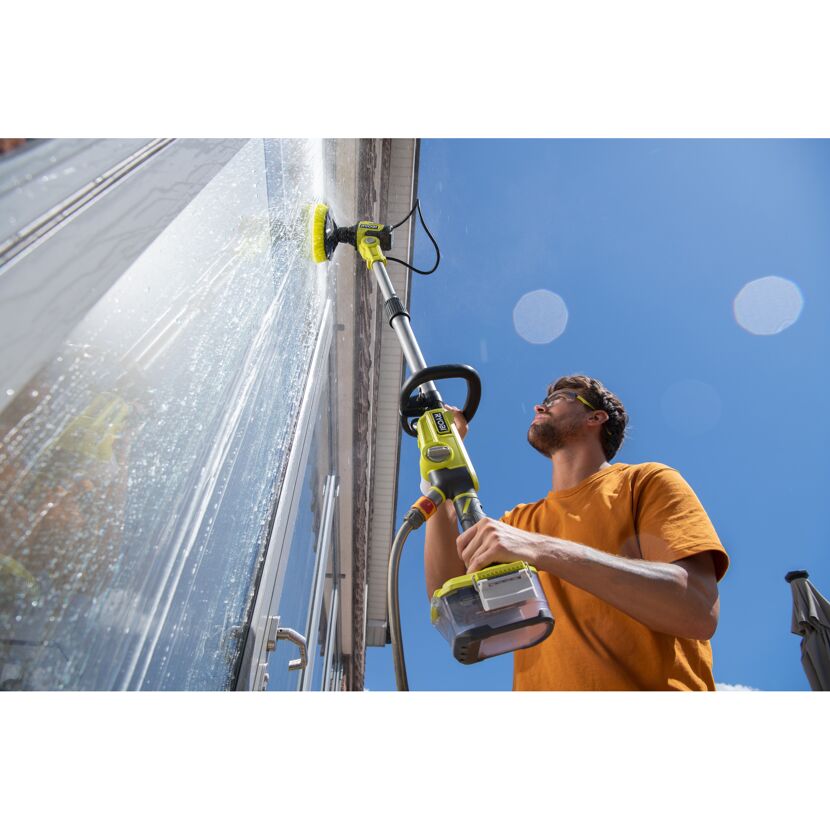 Person reinigt Fenster mit RYOBI Akku-Fensterreiniger