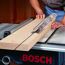 Person sägt Holz mit Tischkreissäge