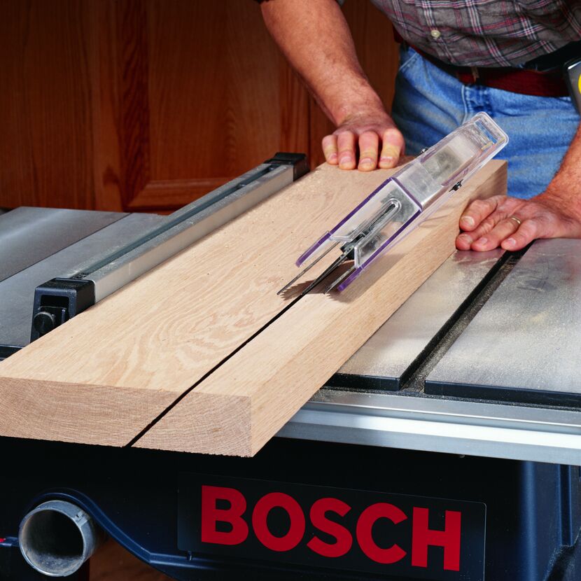 Person sägt Holz mit Tischkreissäge