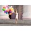 Person mit bunten Ballons vor Gebäude