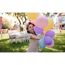 Kind mit Blumenkranz hält bunte Luftballons