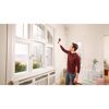 Person misst Temperatur eines Fensters mit Temperaturmessgerät