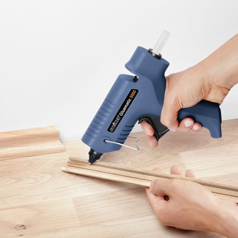 Heißklebepistole verklebt Holzleiste