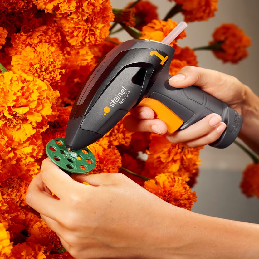 Heißklebepistole auf Blume