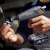 Person verwendet eine Heißklebepistole