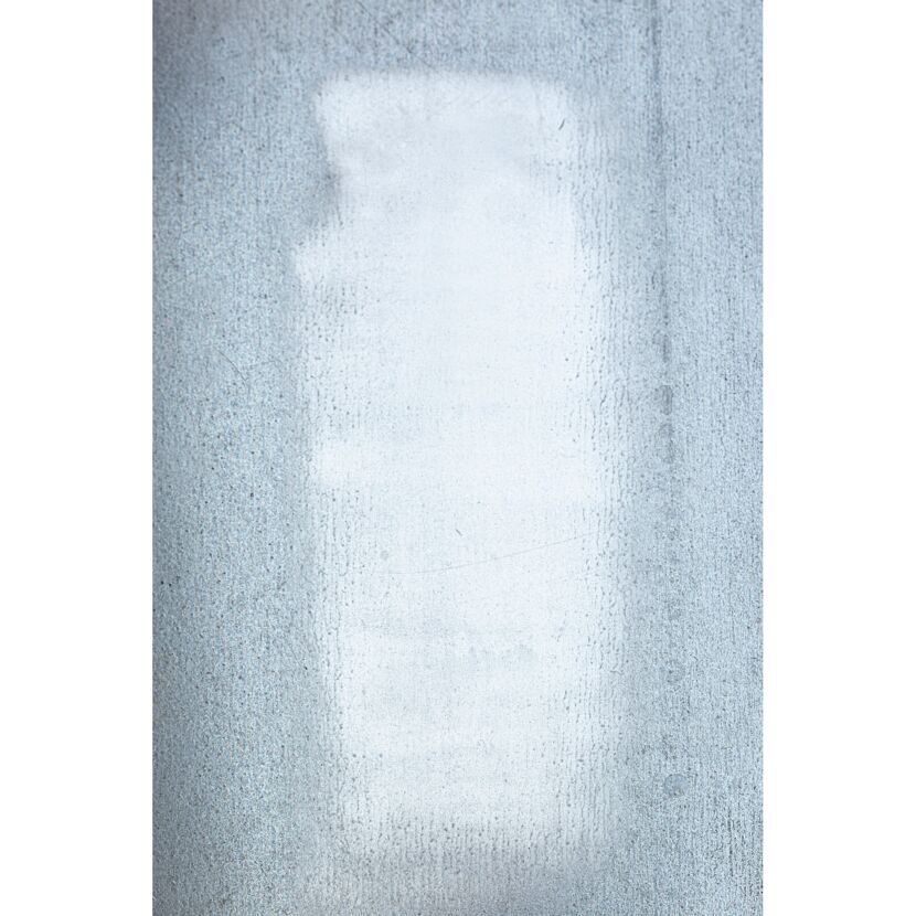 Weiße Farbe auf grauer Fläche