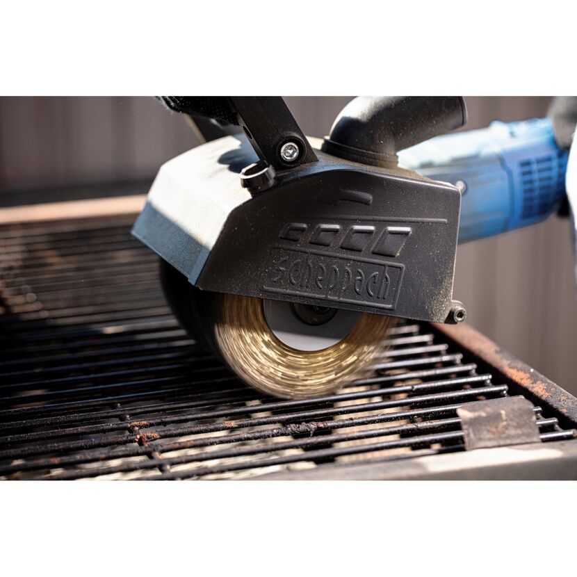 Grillrost mit Drahtbürste reinigen