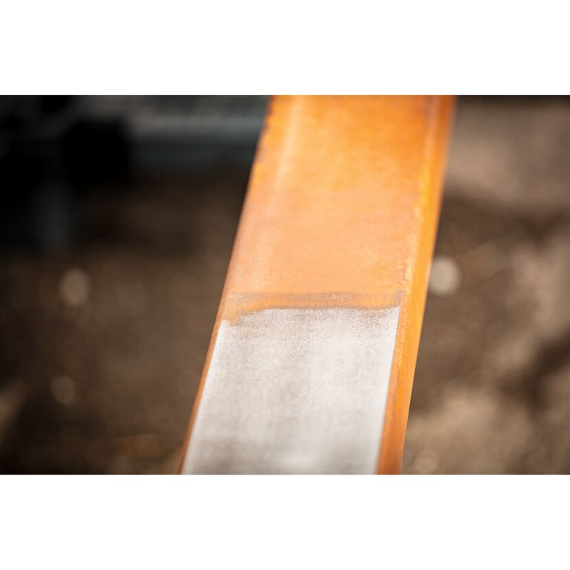 Metallstange wird mit Siliziumkarbidbürste gereinigt