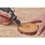 Person graviert mit Gravierer Holzscheibe