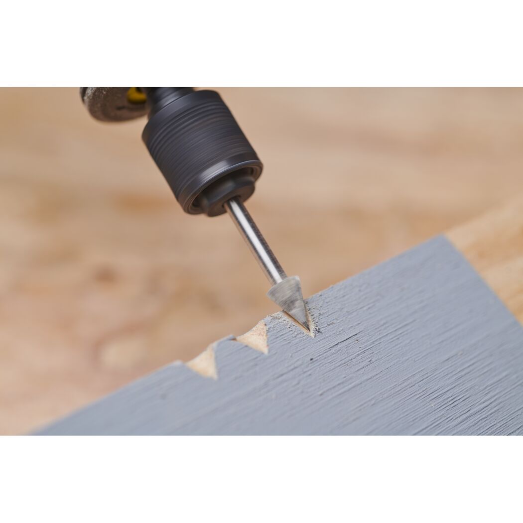 Graviermesser bearbeitet Holz