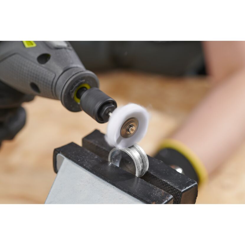 Metallring polieren mit Poliermaschine