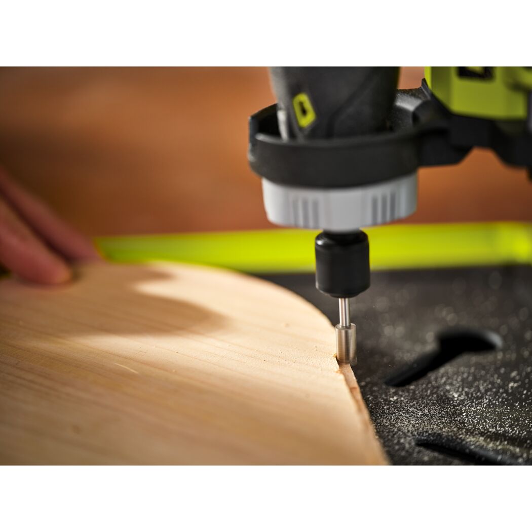 Oberfräse fräst Holz