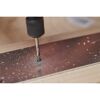 Metall wird mit Bohrer bearbeitet