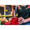 Person bohrt mit Bohrmaschine in Holz