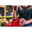 Person bohrt mit Bohrmaschine in Holz