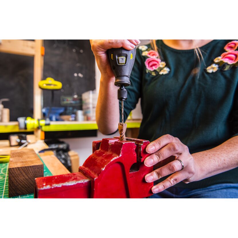 Person bohrt mit Bohrmaschine in Holz