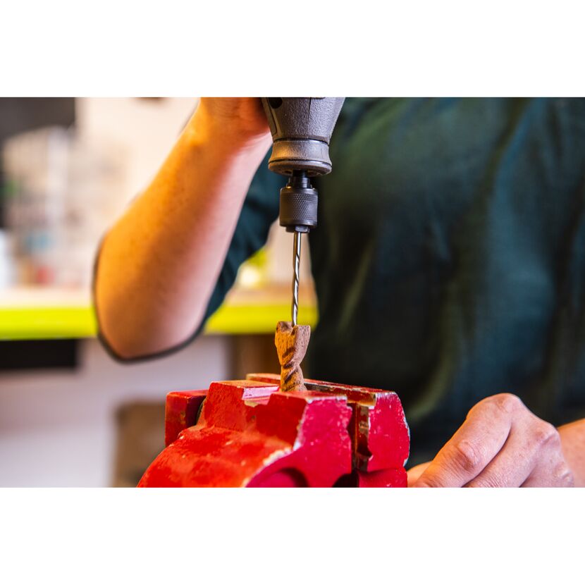 Person bohrt mit Bohrmaschine in Holz
