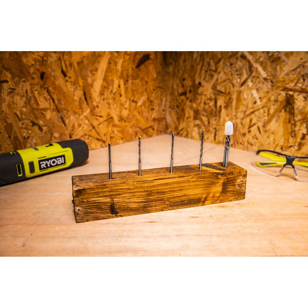 Holzhalter mit Bohrern