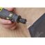 Person bohrt mit Multitool in Fliese