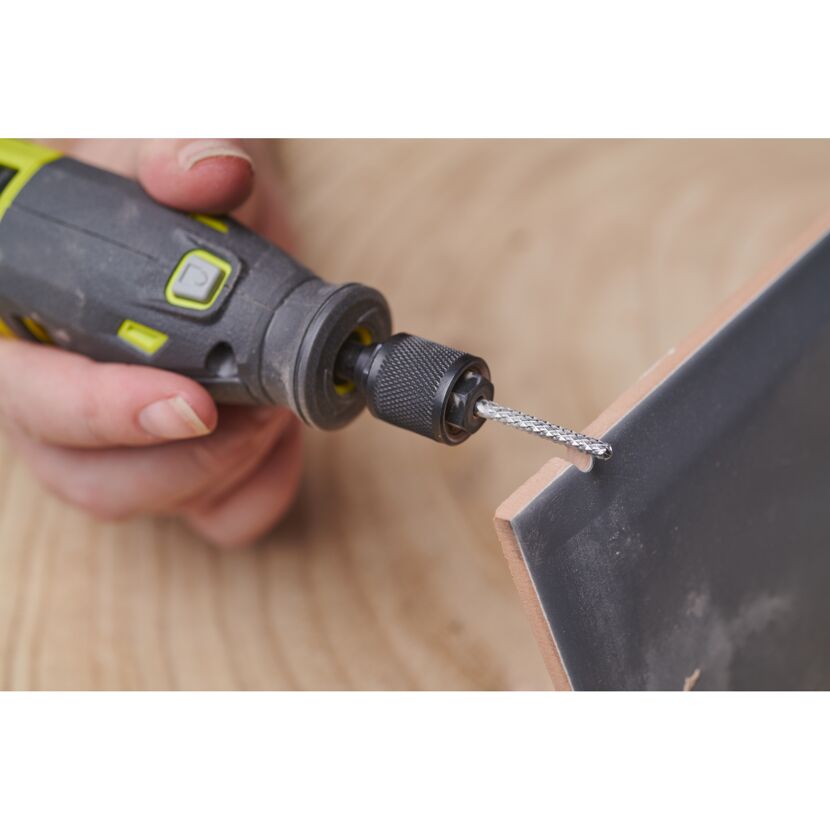 Person bohrt mit Multitool in Fliese
