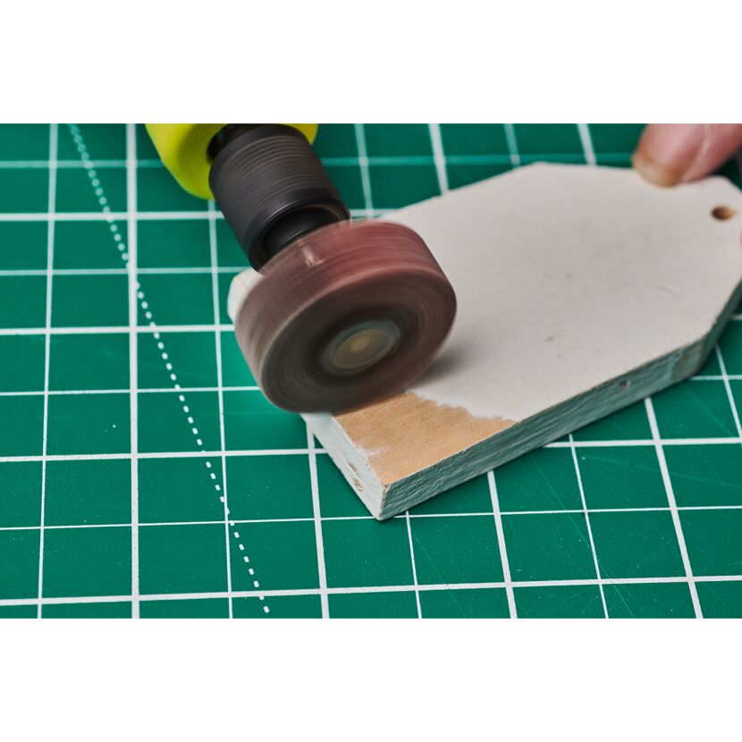 Schleifgerät schleift Holzschild