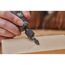 Person fräst Holz mit einem RYOBI Multitool