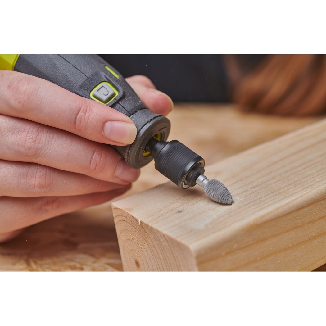 Person bearbeitet Holz mit Multifunktionswerkzeug