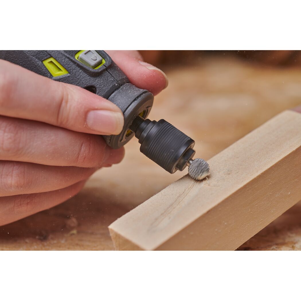 Person fräst Holz mit dem Materialabtragsfräser