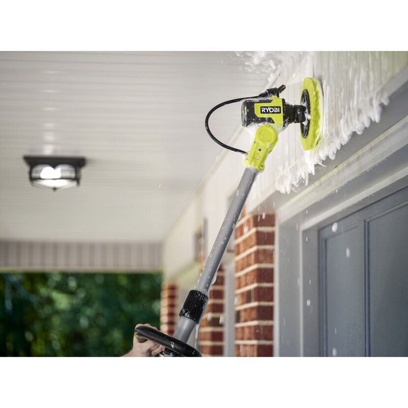 Hauswand mit rotierendem Reinigungsgerät