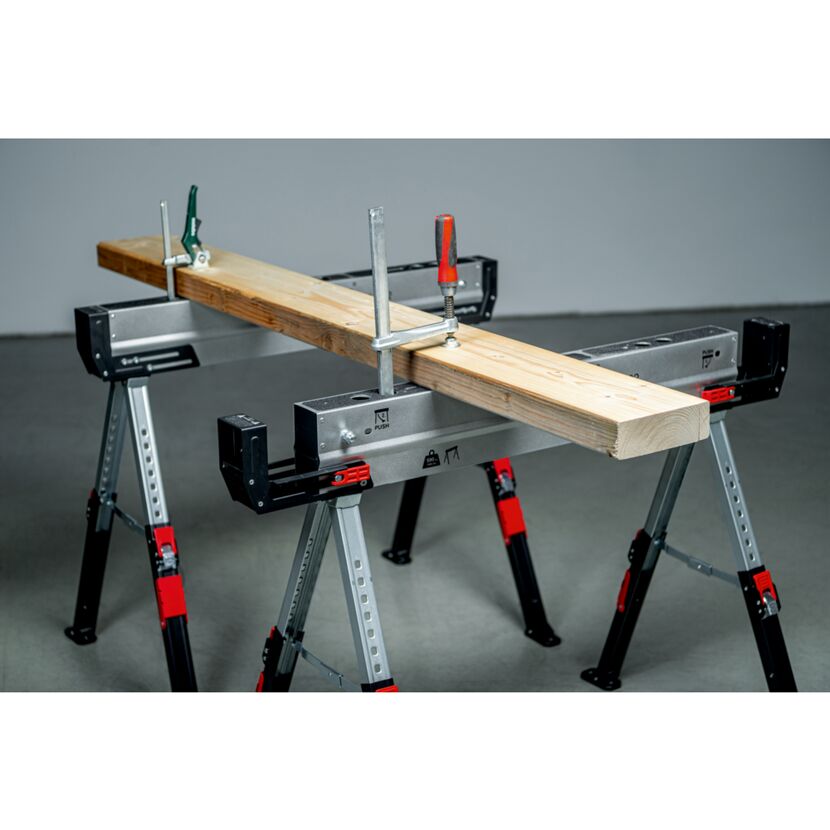Werkbank mit Schraubzwingen und Holzbrett