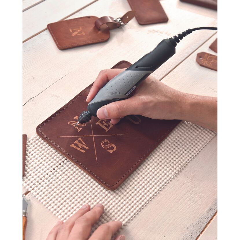 Person graviert mit einem Dremel Gravurwerkzeug Leder