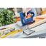 Person benutzt einen blauen Rapid BTX10 Tacker.