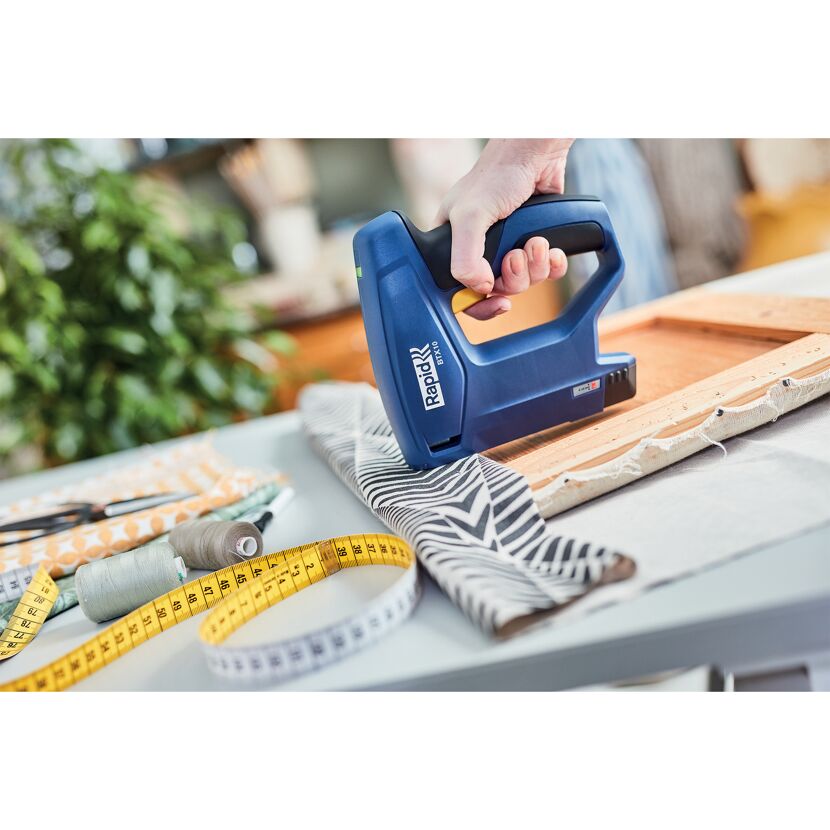 Person benutzt einen blauen Rapid BTX10 Tacker.