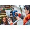 Person befestigt Poster mit einem Rapid BTX10 Tacker.