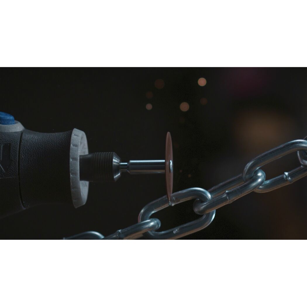 Kette wird mit einem Dremel getrennt.