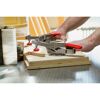 Person verwendet Waagrechtspanner STC-HH /60 zum Fixieren von Holz