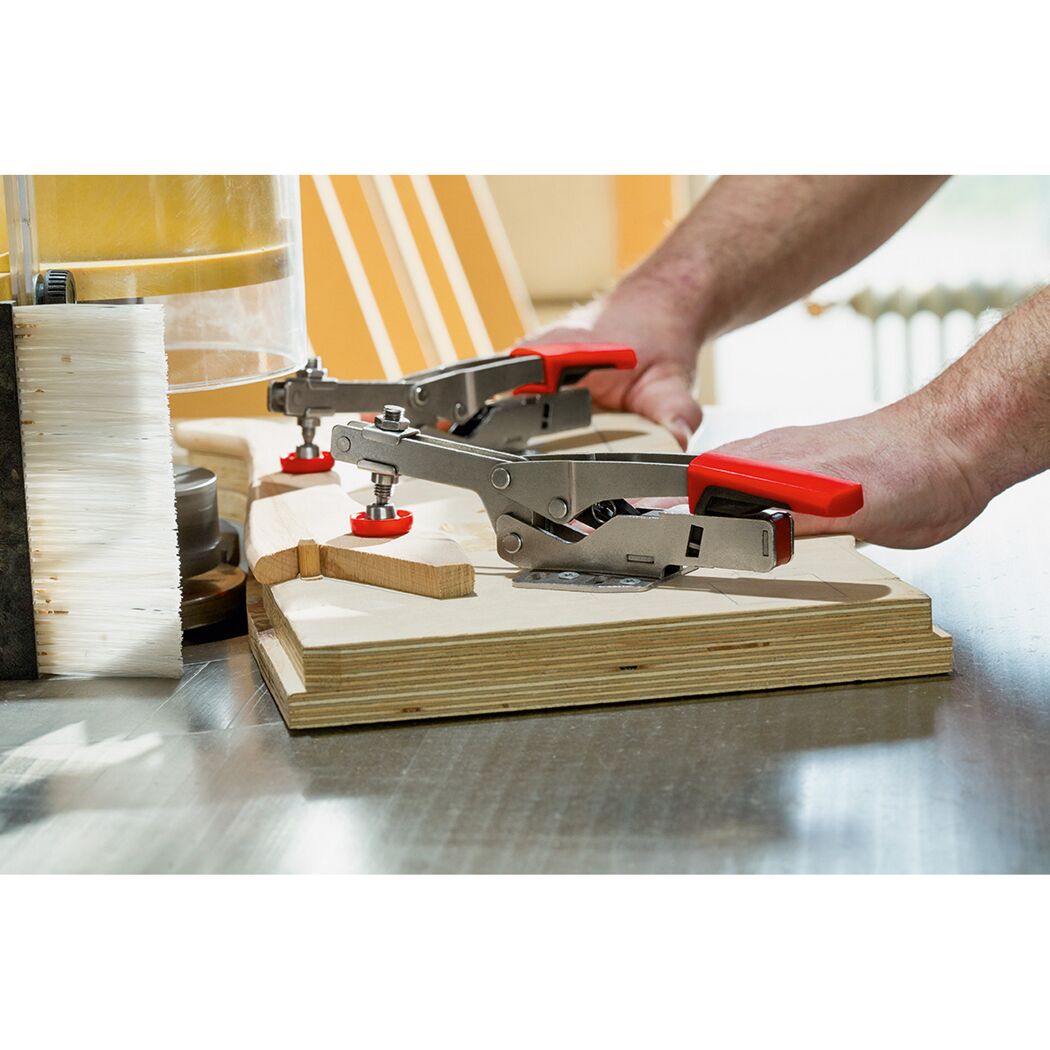 Person verwendet Waagrechtspanner STC-HH /60 zum Fixieren von Holz