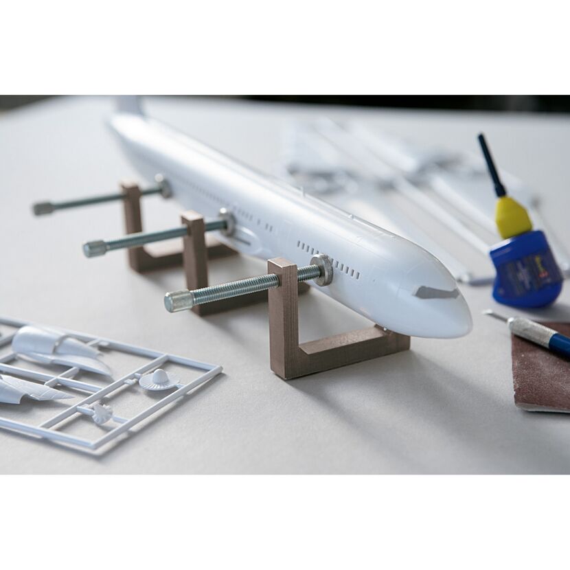 Modellflugzeug-Rumpf in Halterung eingespannt