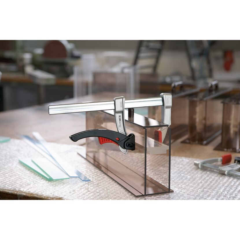 Schraubzwinge KLiKlamp an Plexiglas