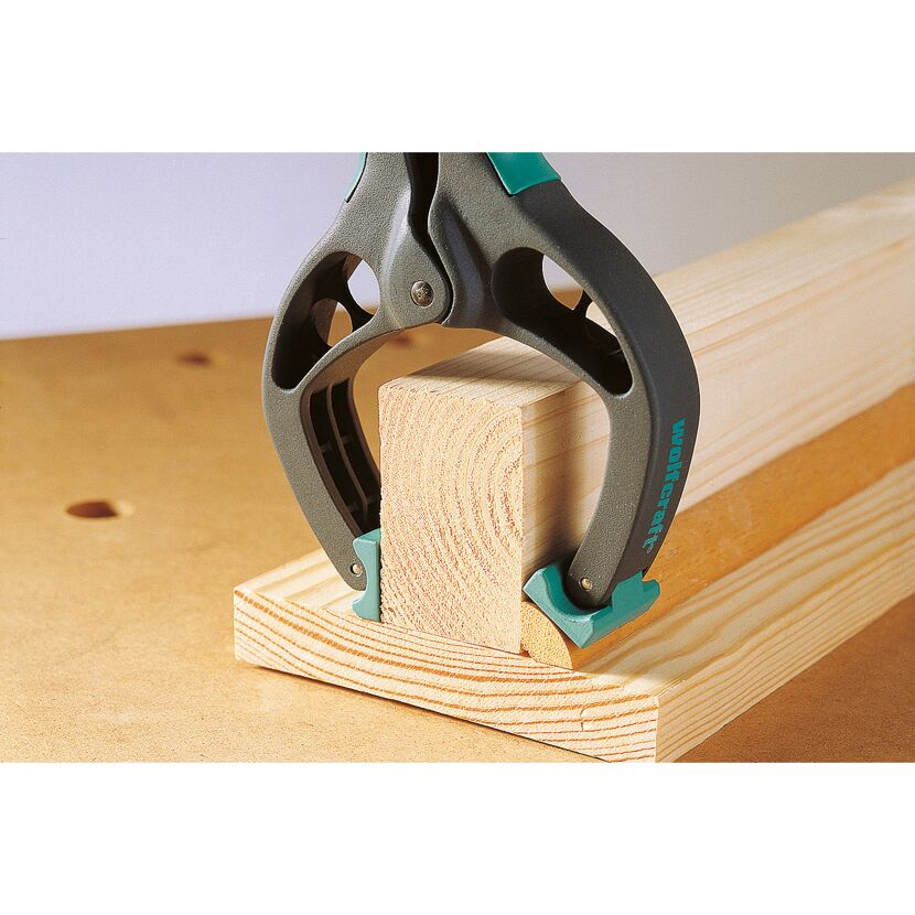Wolfcraft Einhandzwinge beim Fixieren von Holz