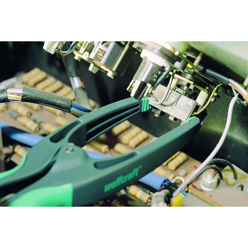 Wolfcraft Spitzfederzwinge beim Halten eines elektronischen Bauteils