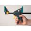 Person verwendet eine Einhandzwinge Multi Fix M 150 von wolfcraft.