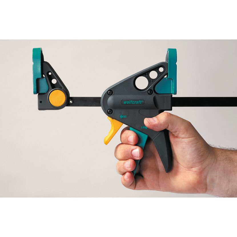 Person verwendet eine Einhandzwinge Multi Fix M 150 von wolfcraft.