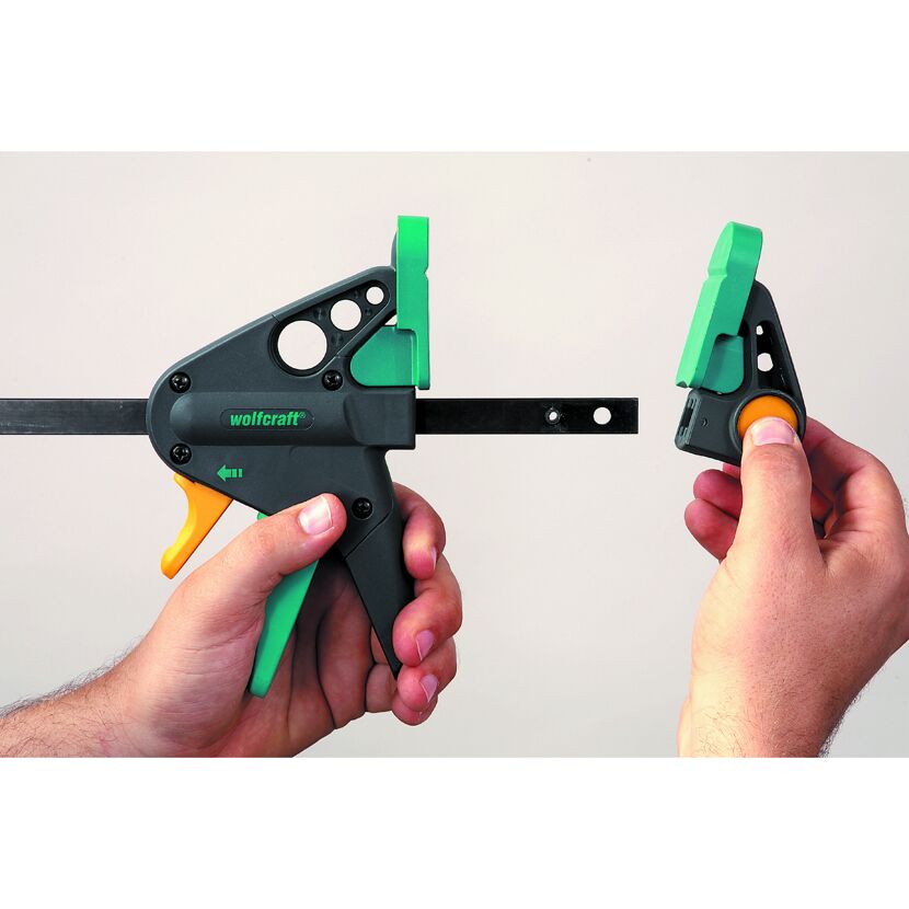 Person verwendet die Einhandzwinge Multi Fix M 300 von wolfcraft.