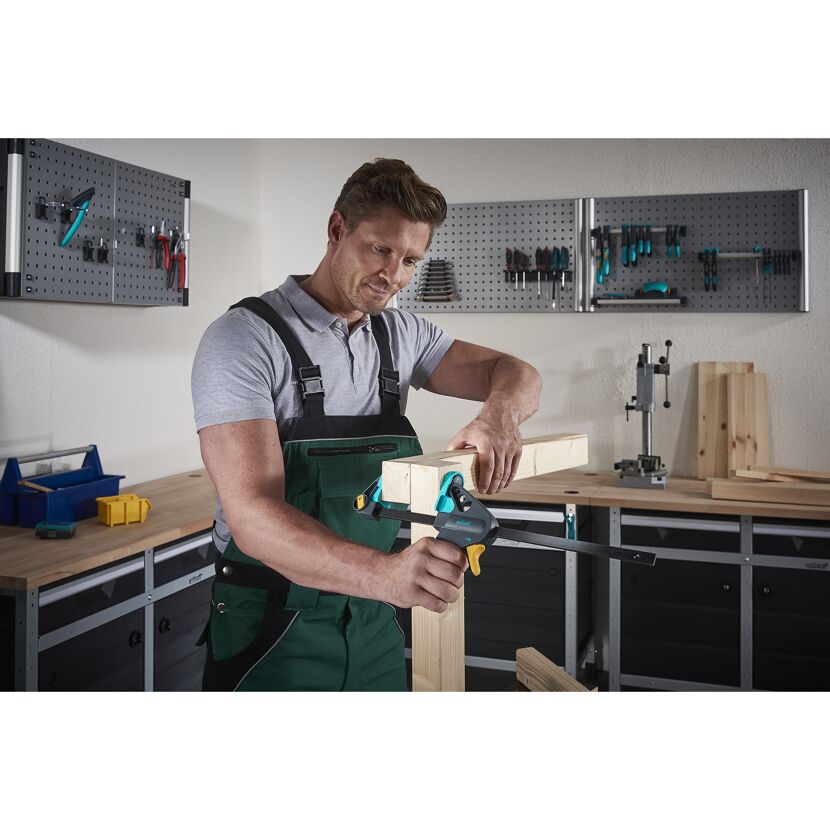 Person verwendet Einhandzwinge Multi Fix M 300