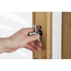 Person verwendet Universalschlüssel Profi Key