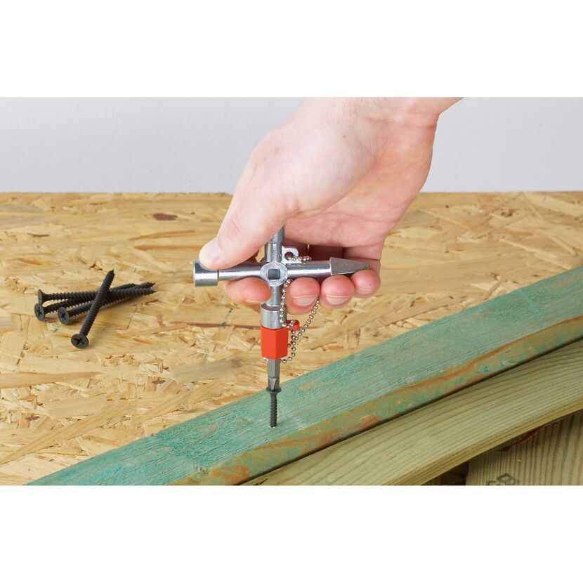Person schraubt mit Universalschlüssel eine Schraube in Holz.
