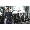 Person repariert Oldtimer mit Schraubendreher